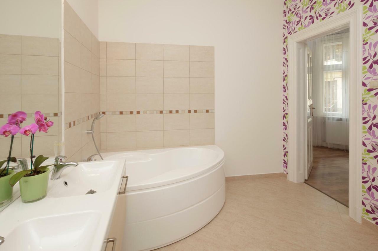 Urban Haven - 3 Beds, 3 Baths, Free Parking, Near Central Market Budapest Exterior photo
