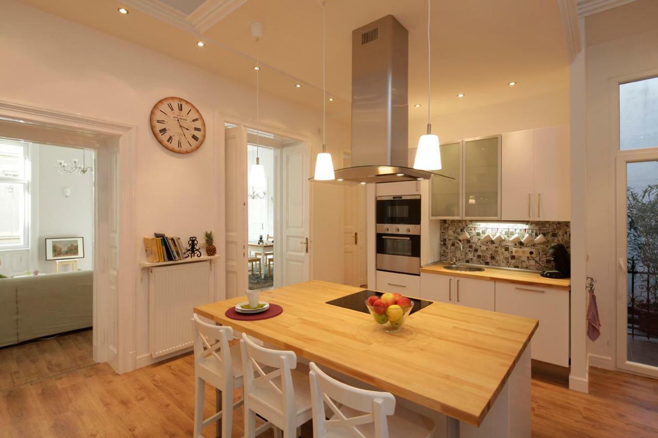 Urban Haven - 3 Beds, 3 Baths, Free Parking, Near Central Market Budapest Exterior photo