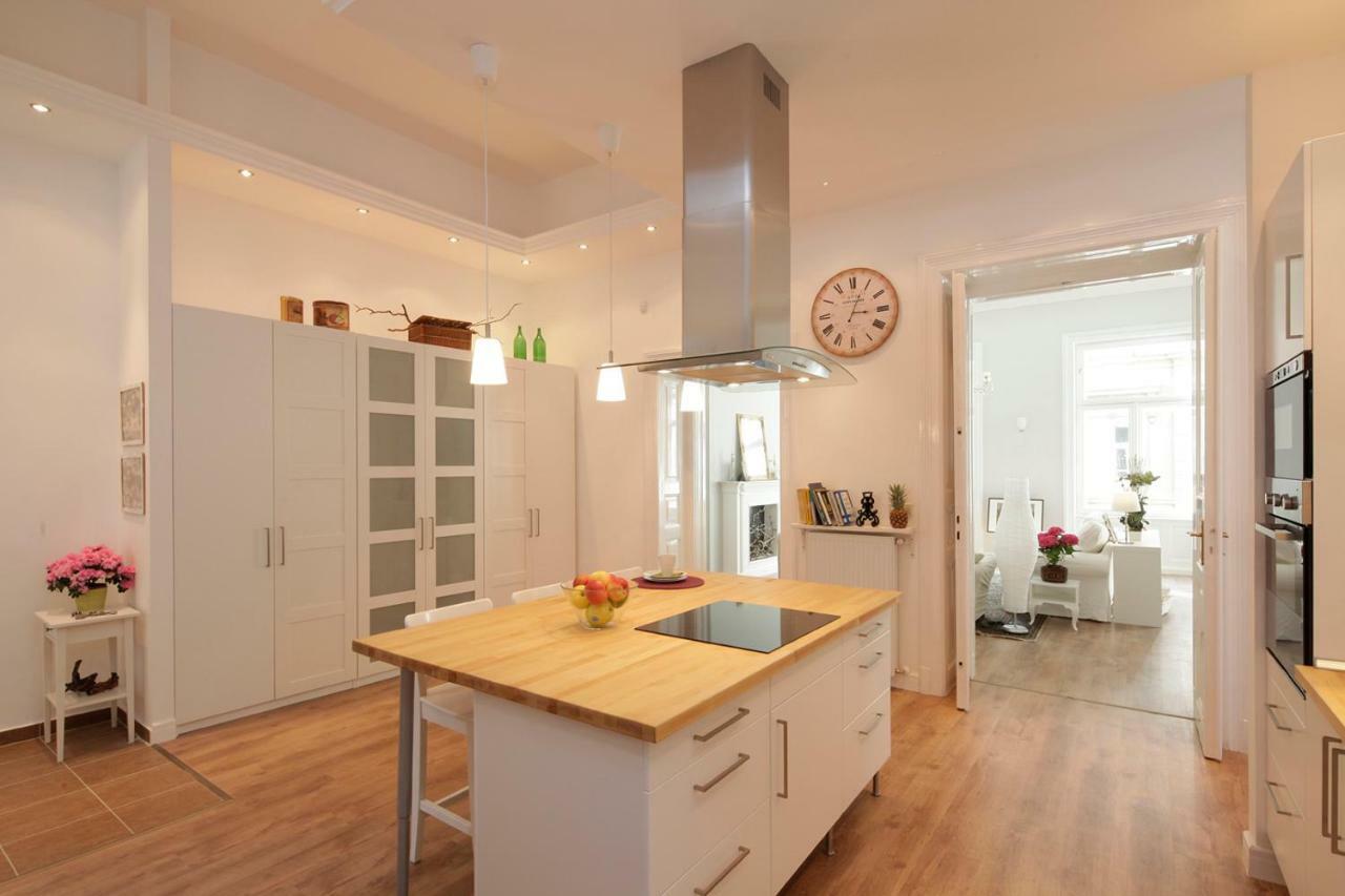 Urban Haven - 3 Beds, 3 Baths, Free Parking, Near Central Market Budapest Exterior photo