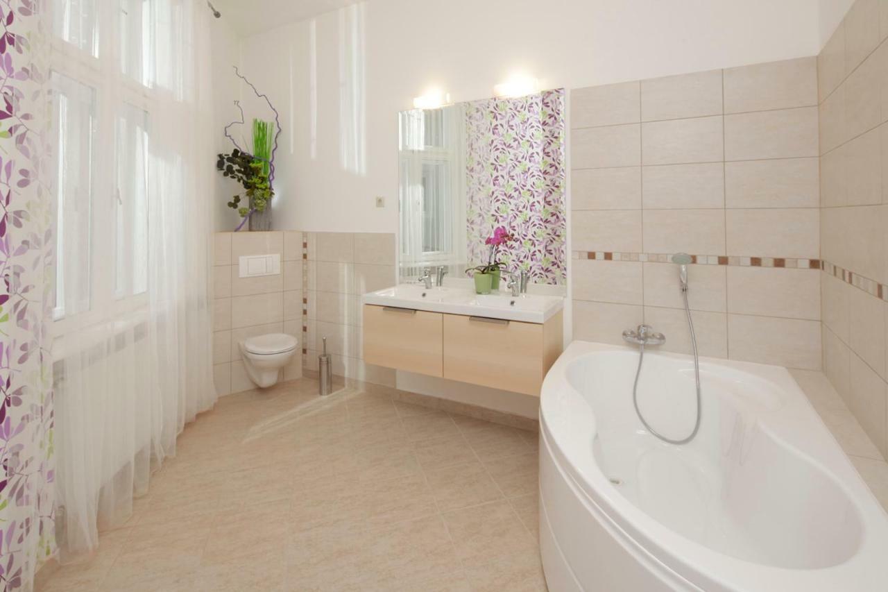 Urban Haven - 3 Beds, 3 Baths, Free Parking, Near Central Market Budapest Exterior photo